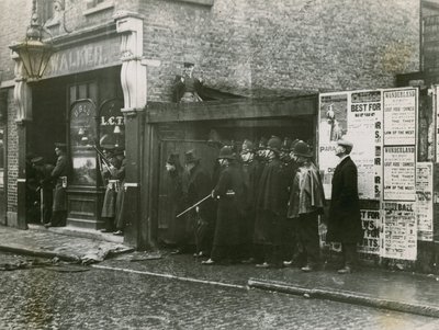 Winston Churchill bij het Beleg van Sidney Street door English Photographer